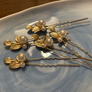 BHLD | leaf with pearl accent pins